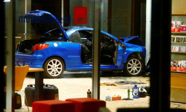 Almanya'da SPD binasına araç daldı