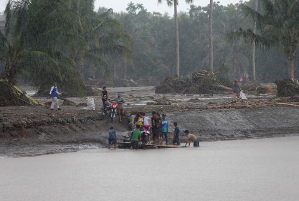 Filipinler'de kasırga ve yangın