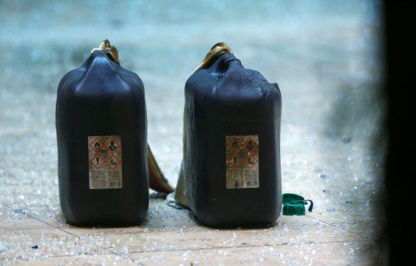 Almanya'da SPD binasına araç daldı