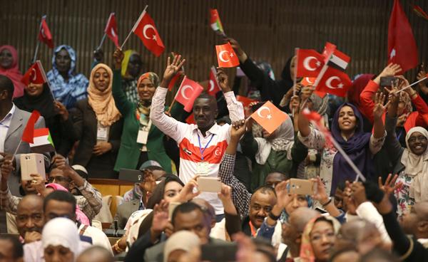 Hartum Üniversitesi Rektörü'nün Erdoğan takdimi