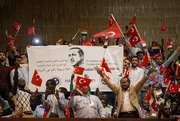 Hartum Üniversitesi Rektörü'nün Erdoğan takdimi