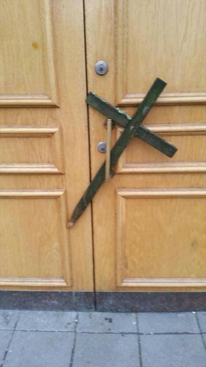 İsveç'te Stockholm Cami'ne ırkçı saldırı