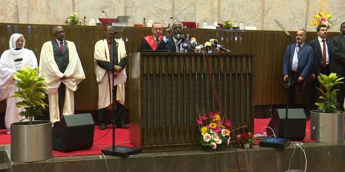 Hartum Üniversitesi Rektörü'nün Erdoğan takdimi