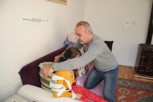 Bakan, Meningomyelosel hastası Bilge'ye umut oldu