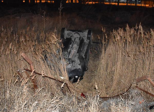 Sivas'ta yolcu otobüsüyle otomobil çarpıştı