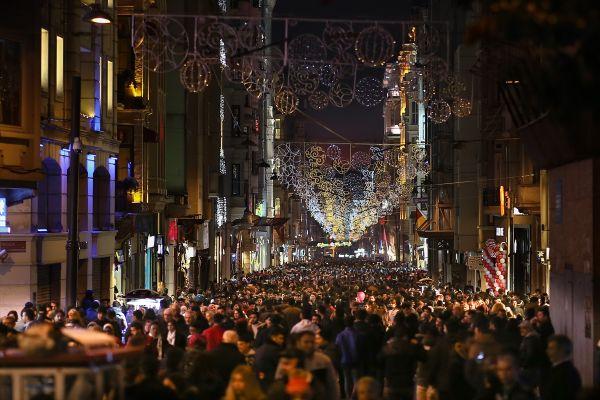 Yılbaşı için İstiklal Caddesi doldu taştı