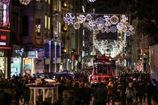 Yılbaşı için İstiklal Caddesi doldu taştı