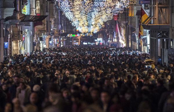 Yılbaşı için İstiklal Caddesi doldu taştı