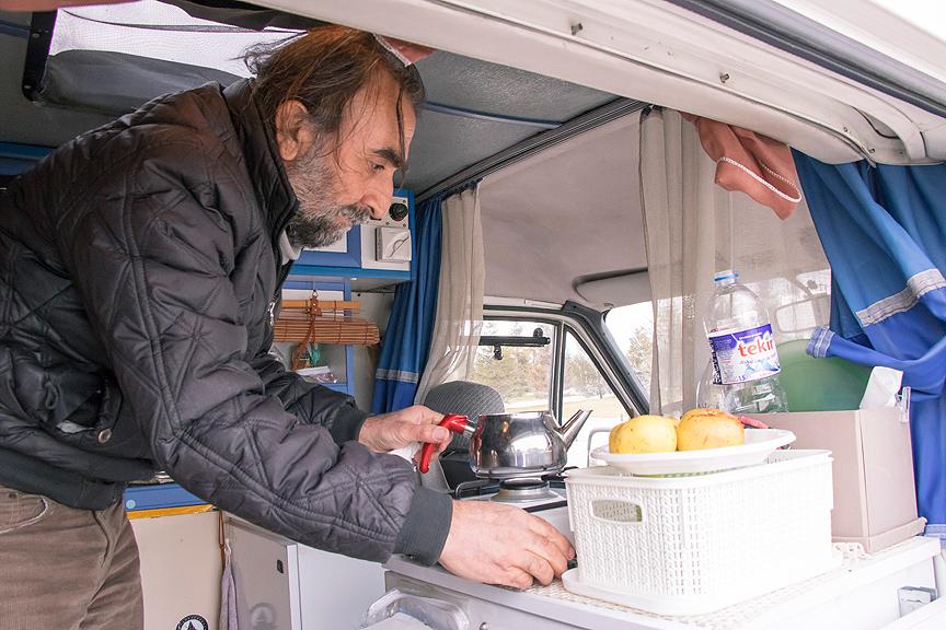 Ambulanstan dönüştürdüğü karavanıyla yollarda