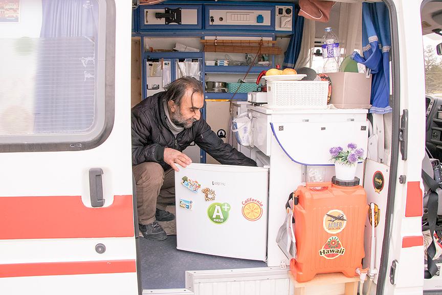 Ambulanstan dönüştürdüğü karavanıyla yollarda