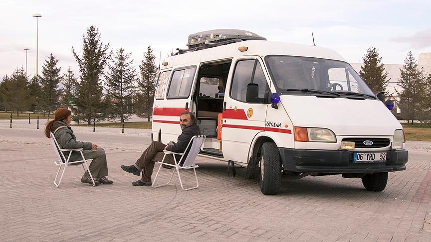 Ambulanstan dönüştürdüğü karavanıyla yollarda