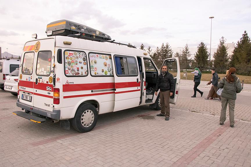 Ambulanstan dönüştürdüğü karavanıyla yollarda