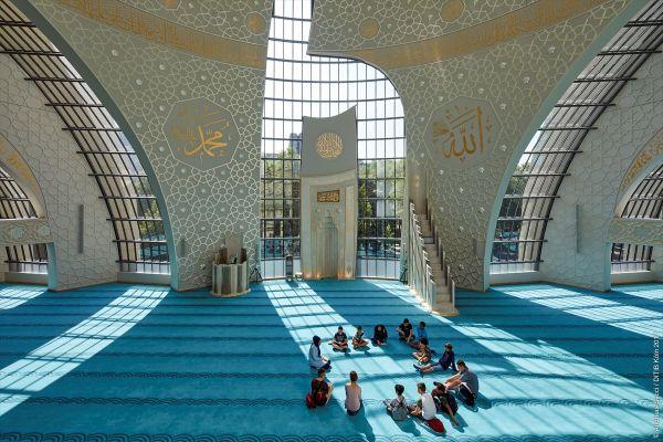 Köln Merkez Camii'ne yoğun ilgi