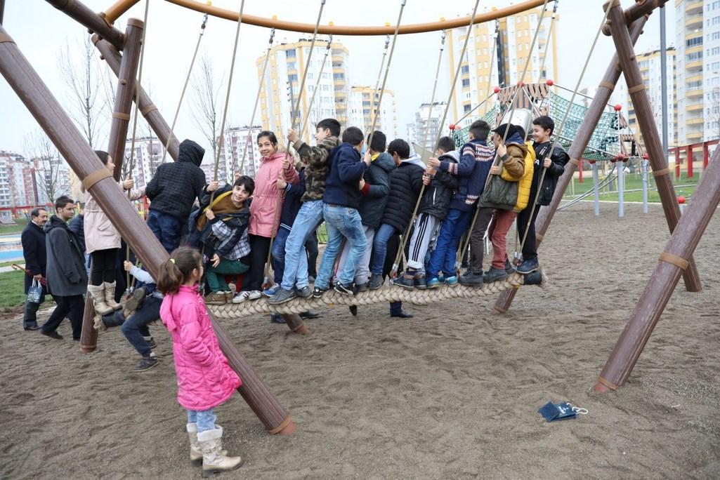 Diyarbakır'da Kent Meydanı çocukları sevindirdi
