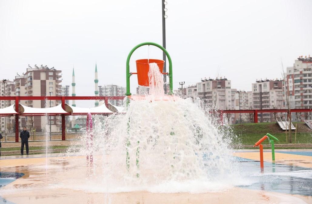 Diyarbakır'da Kent Meydanı çocukları sevindirdi