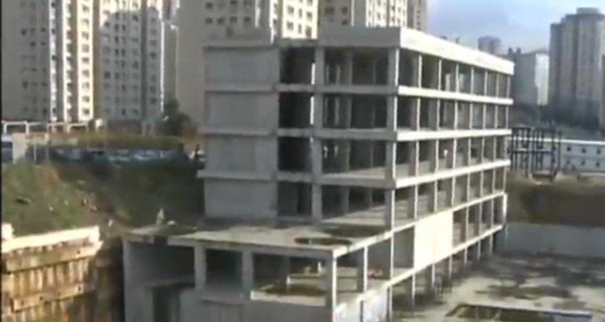 Ataşehir'de FETÖ'ye ait okul inşaatında toprak kayması