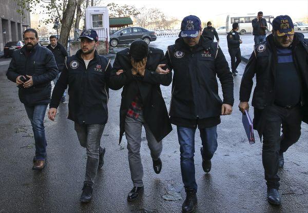 FETÖ'cü Burak Akın yüzünü sakladı