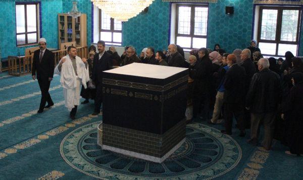 Umre öncesi Kâbe maketinin önünde tavaf eğitimi