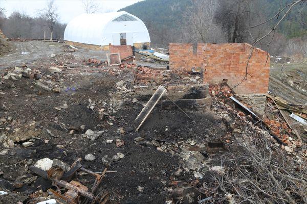 Kastamonu'da kayıp ailenin yanan evi arandı