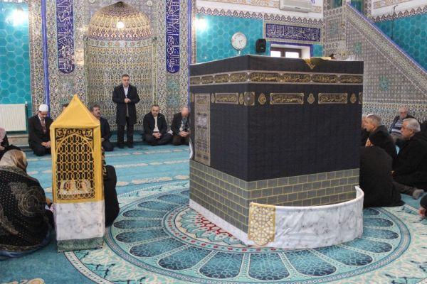 Umre öncesi Kâbe maketinin önünde tavaf eğitimi