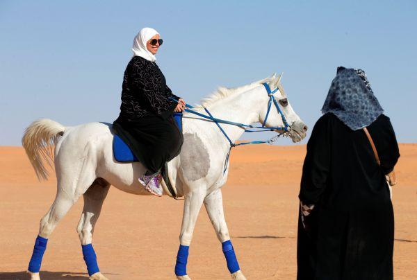 Suudi Arabistan'da kadınlar at sürdü