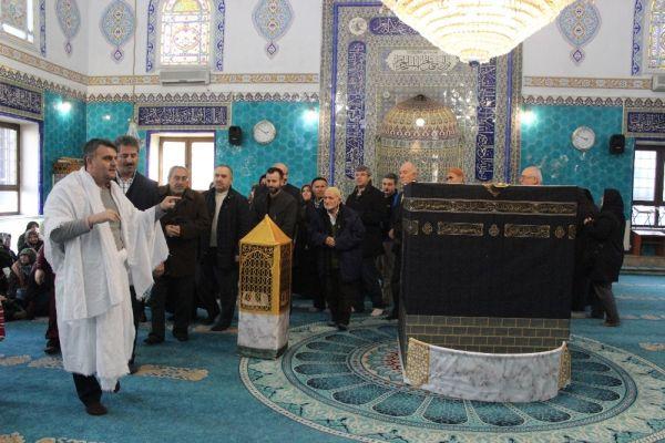 Umre öncesi Kâbe maketinin önünde tavaf eğitimi