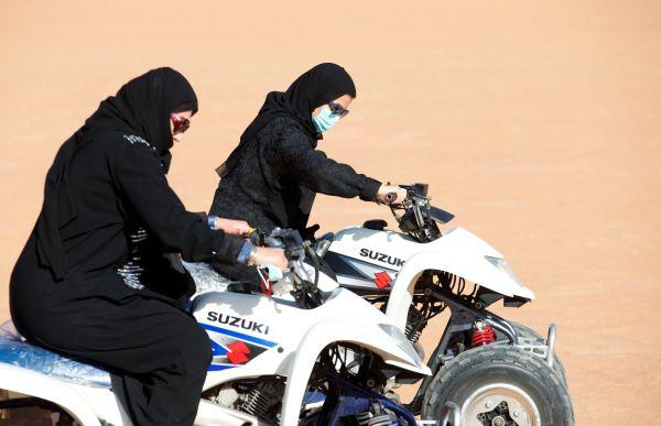 Suudi Arabistan'da kadınlar at sürdü