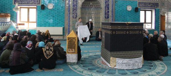 Umre öncesi Kâbe maketinin önünde tavaf eğitimi