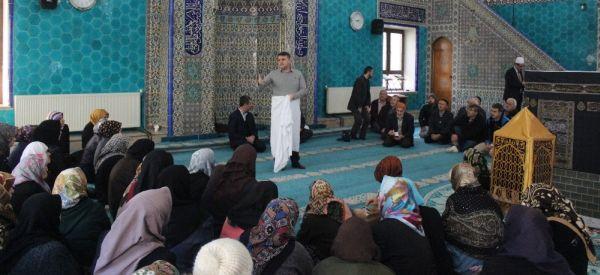 Umre öncesi Kâbe maketinin önünde tavaf eğitimi