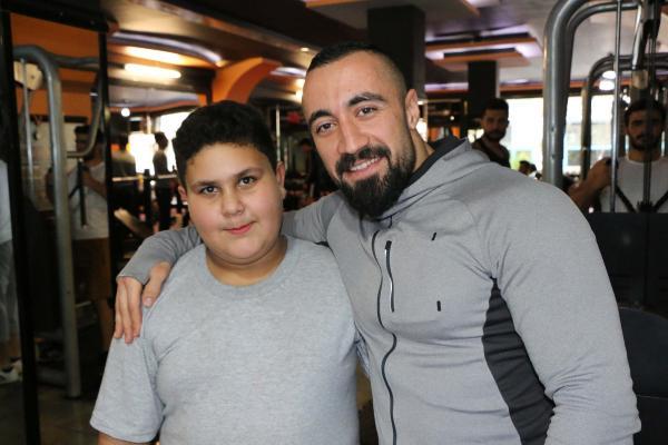 Suriyeli ayakkabı boyacısı çocuğa spor salonu üyeliği