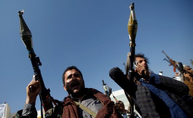 Husiler tehdit etti: Kızıldeniz'i kapatırız