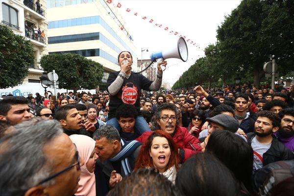 Tunus'ta binlerce kişi sokağa indi