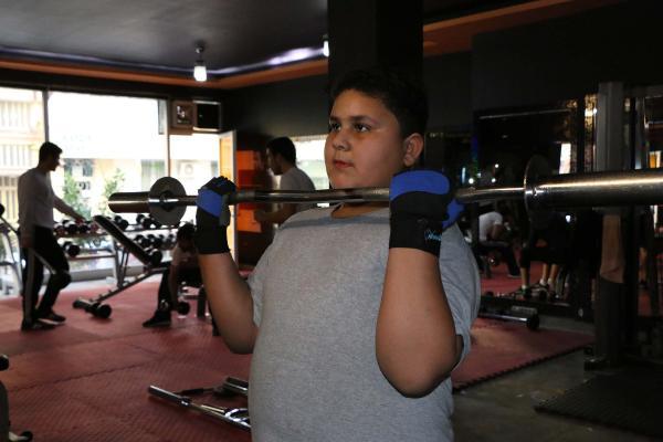 Suriyeli ayakkabı boyacısı çocuğa spor salonu üyeliği