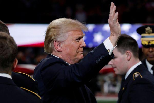 ABD ulusal marşını okurken zorlanan Trump'a tepki