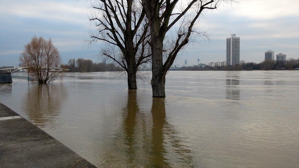 Ren Nehri'nin yüksekliği kritik düzeyi geçti