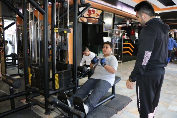 Suriyeli ayakkabı boyacısı çocuğa spor salonu üyeliği