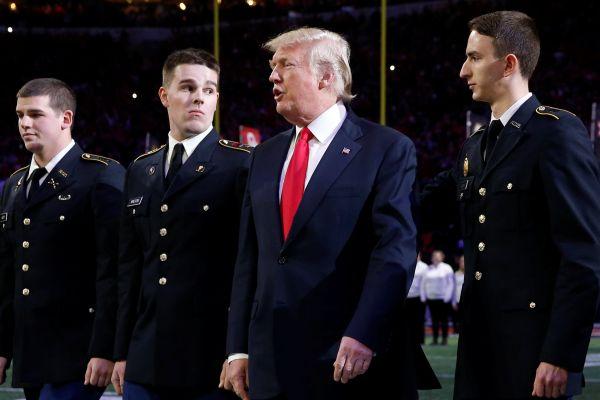 ABD ulusal marşını okurken zorlanan Trump'a tepki