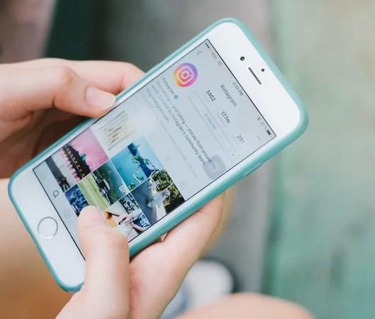 İzinsiz fotoğraflarını paylaşan annesine dava açtı