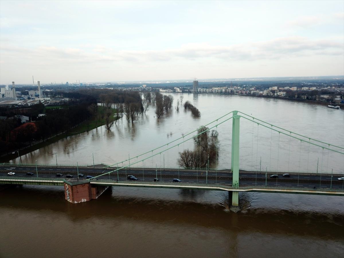 Ren Nehri'nin yüksekliği kritik düzeyi geçti