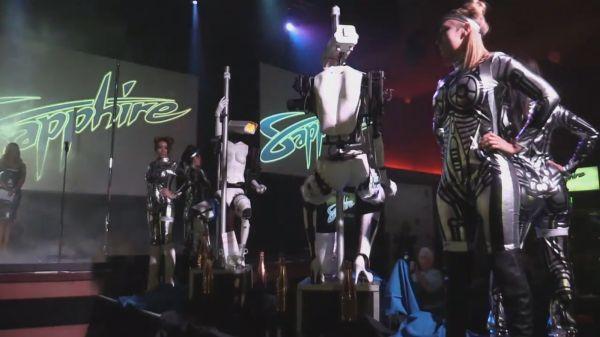 Striptiz yapan robotlar