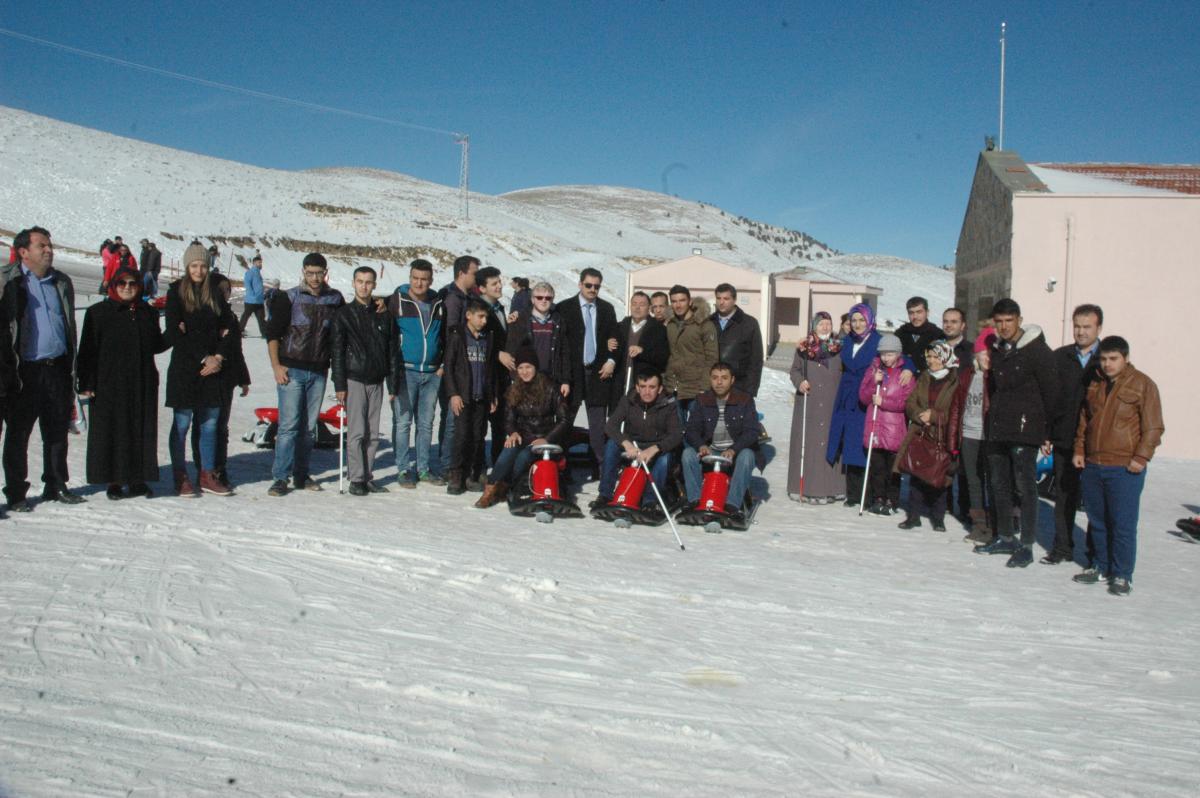 Kahramanmaraş'ta görme engellilerin kızak keyfi