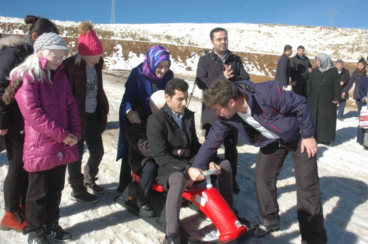 Kahramanmaraş'ta görme engellilerin kızak keyfi