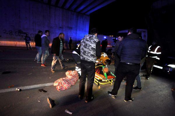 Kamyon damperi üst geçide çarptı: 3 yaralı