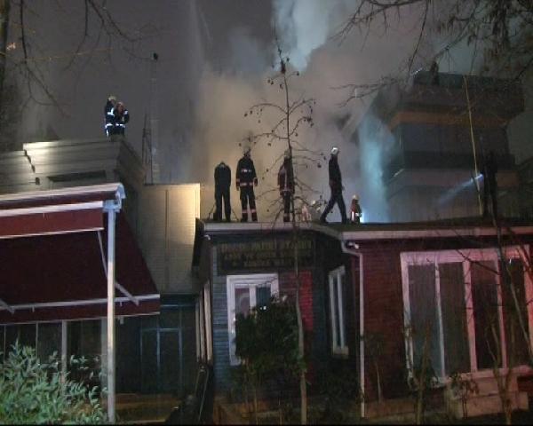 Kadıköy'de 3 katlı ahşap vakıf binası yandı