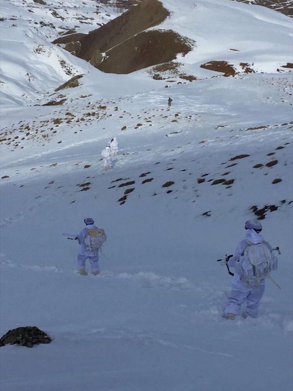 Van'da PKK'nın 5 barınağı imha edildi