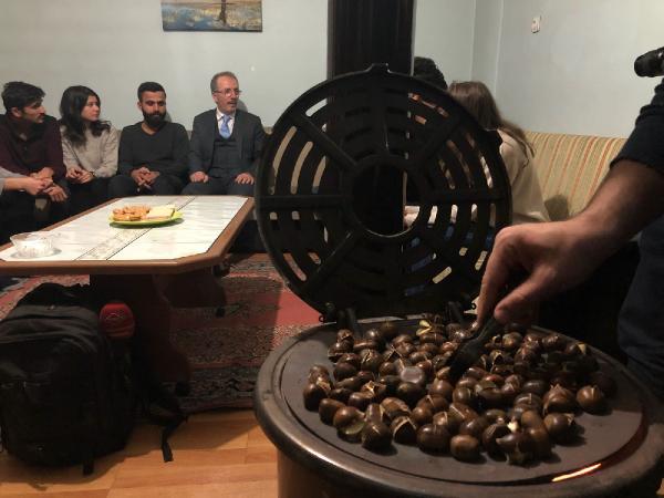 Öğrenci evine kestane yemeye giden rektör