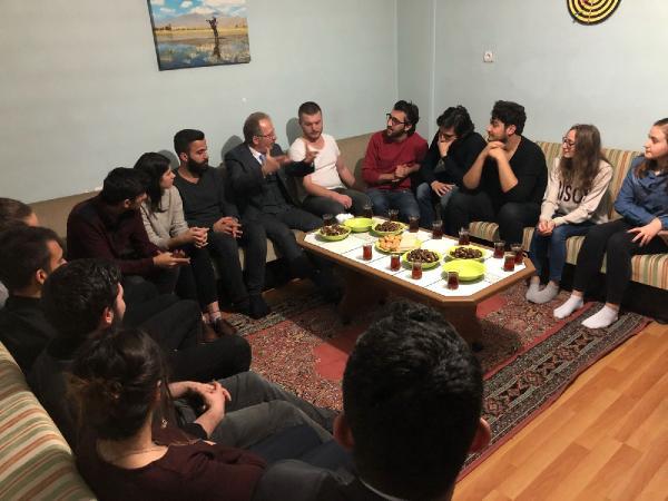 Öğrenci evine kestane yemeye giden rektör