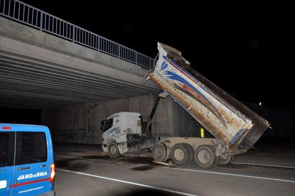 Kamyon damperi üst geçide çarptı: 3 yaralı