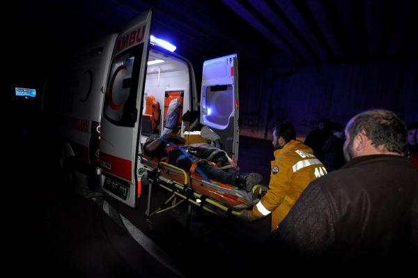 Kamyon damperi üst geçide çarptı: 3 yaralı