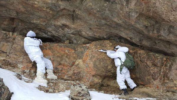 Van'da PKK'nın 5 barınağı imha edildi